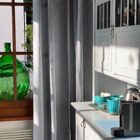 'le Petit Clos Suites'- Charming Getaway On Leman Apartment *