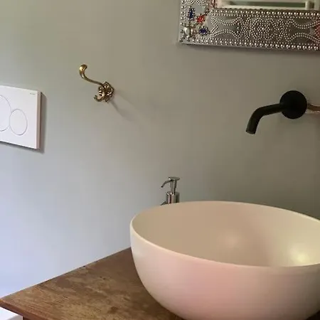 'le Petit Clos Suites'- Charming Getaway On Leman Apartment *