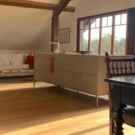 'le Petit Clos Suites'- Charming Getaway On Leman Apartment