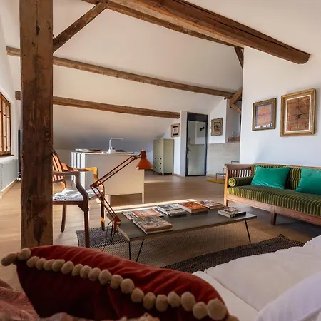'le Petit Clos Suites'- Charming Getaway On Leman Apartment